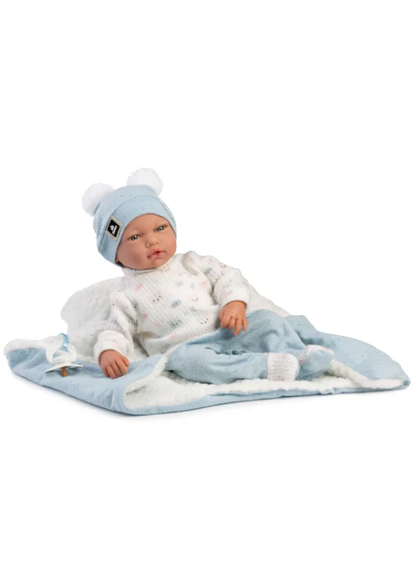 885, Guca, Κούκλα 38 cm, άσπρη μπλούζα με σχέδια, γαλάζιο σκουφάκι, παντελόνι και κουβερτάκι